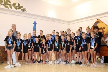 Gimnastas del club durante la recepción