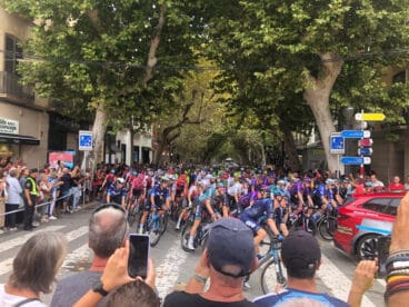 gran expectacion en denia con el paso de la vuelta