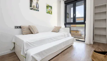 Habitación con mucha luminosidad con camas individuales