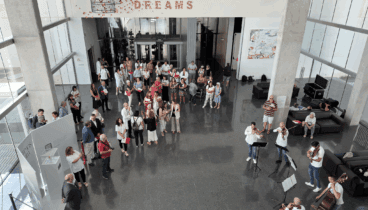 Hall repleto en la inauguración