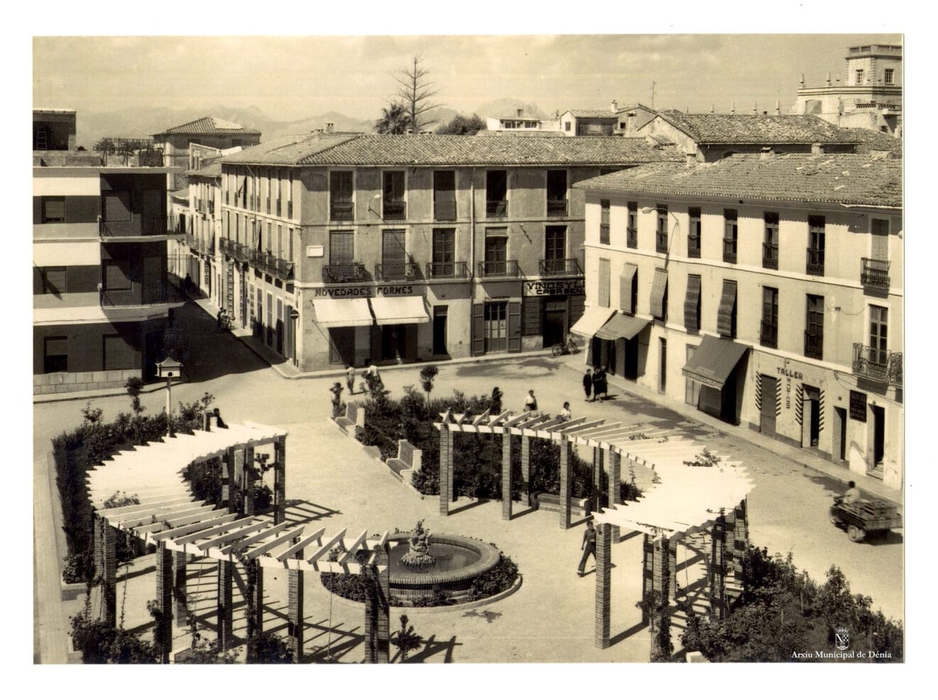 La actual Glorieta con la calle Pare Pere al fondo | Arxiu Municipal de Dénia