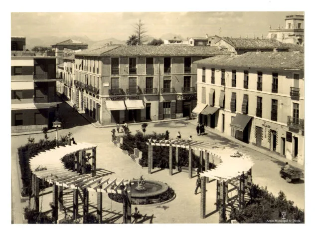 Imagen: La actual Glorieta con la calle Pare Pere al fondo | Arxiu Municipal de Dénia