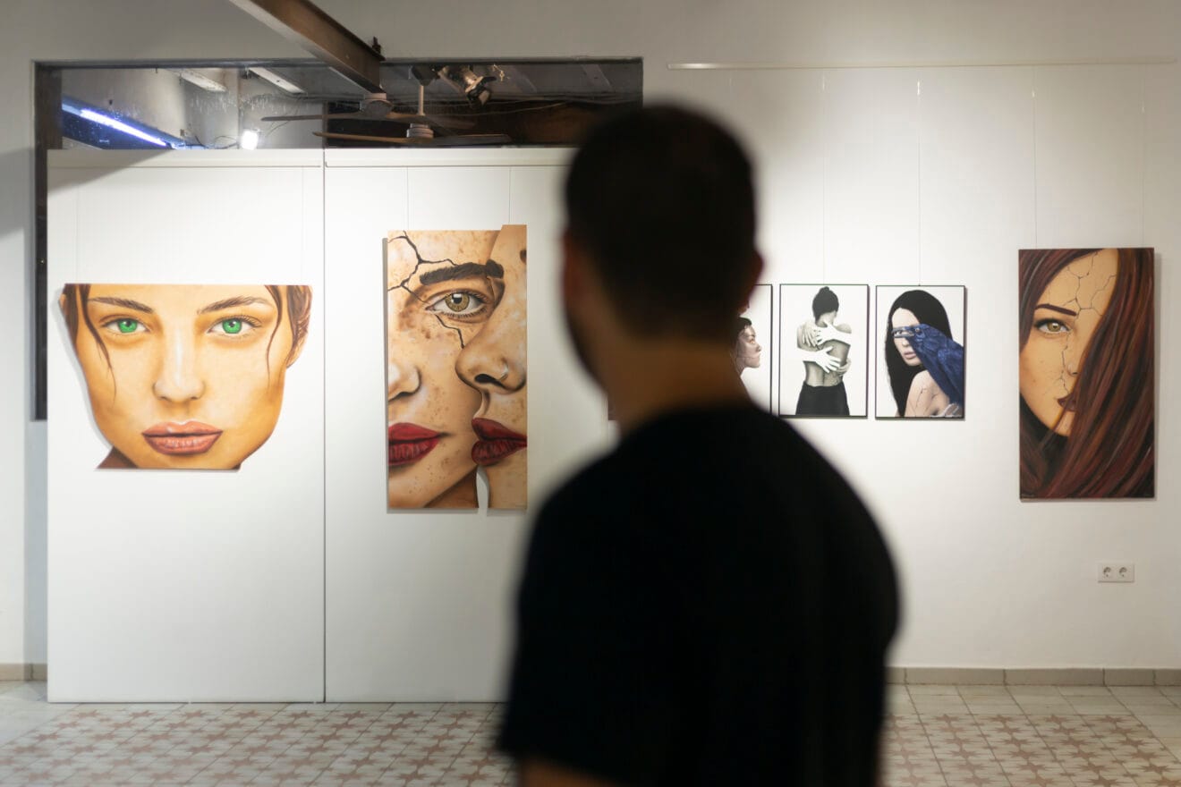 La exposición de Tardor en el Taller Turia, observada por el propio artista