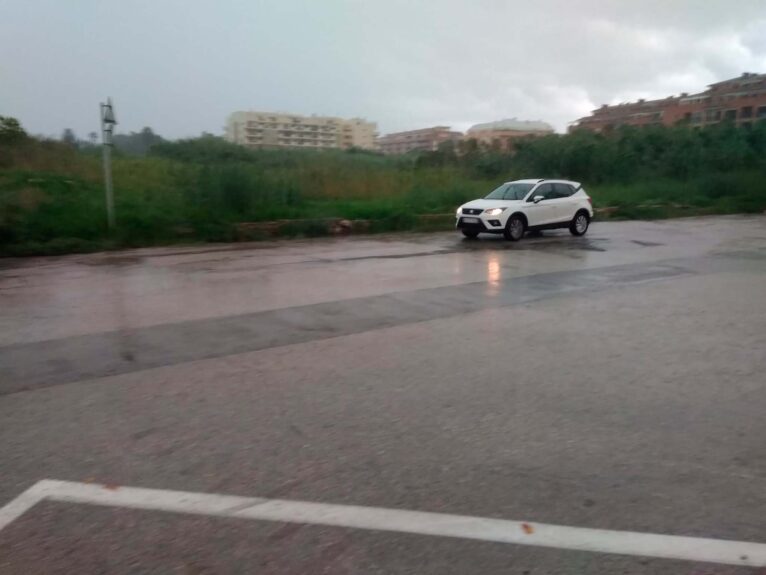 La lluvia dificulta el tráfico en Dénia