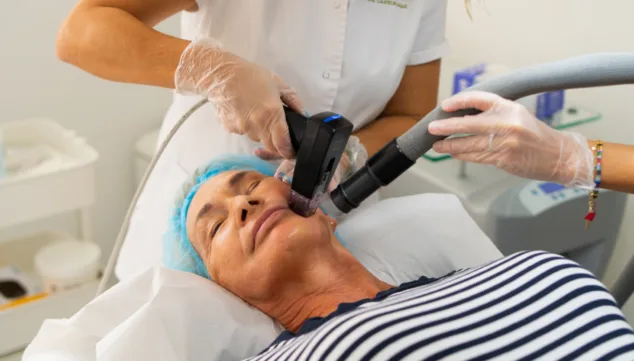 El innovador tratamiento para rejuvenecer tu piel que ya utilizan las celebrities 7 laura castelblanque aplicando el tratamiento de morpheus 8 en su clinica