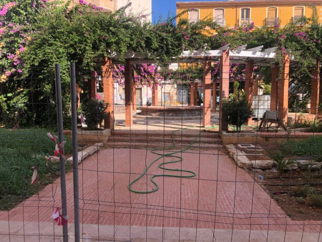La nueva Glorieta de Dénia ya encara el esperado fin de sus obras 4 manguera sobre el suelo de la glorieta