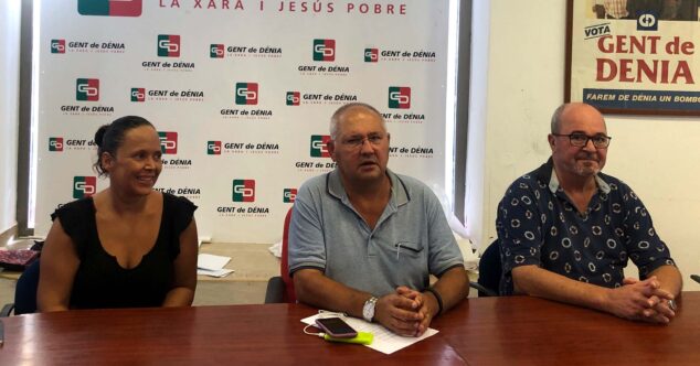 Imagen: Mario Vidal junto a miembros de Gent de Dénia durante la rueda de prensa