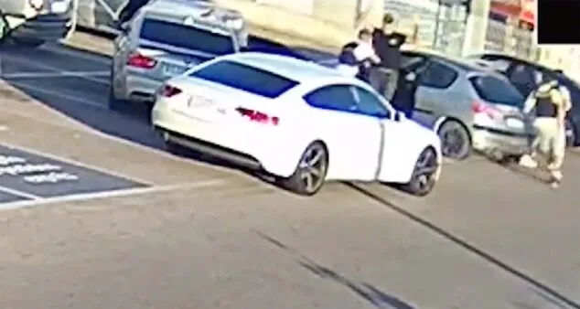 Detenido un peligroso prófugo responsable de la tortura de varios miembros de una organización rival tras ser descubierto en Dénia 1 Imagen: Momento de la detención