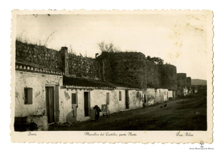 Murallas del castillo de Dénia fotografiadas para una postal | Arxiu Municipal