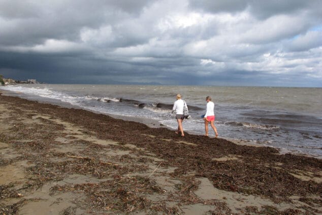 pareja paseando por la orilla tras la tormenta