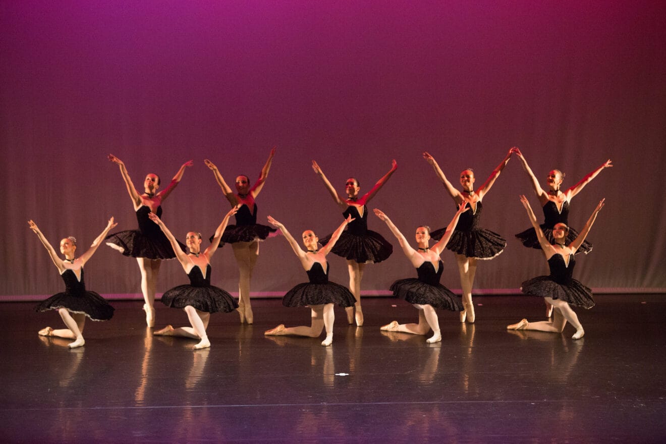 Paso final del danza clasica de las bailarinas de la Escuela de Danza Patricia Sentí