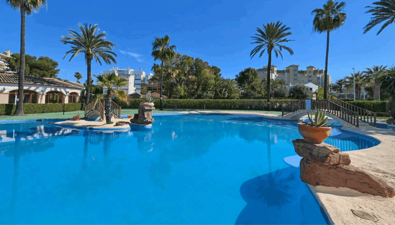 Piscina comunitaria en forma de laguna