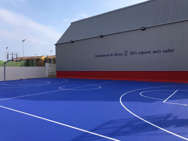 Imagen: Pista de baloncesto en el polideportivo de Dénia