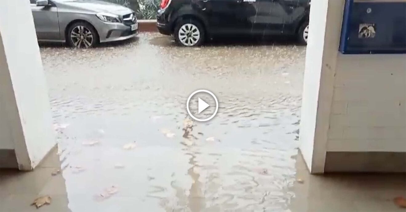 play Calle de Dénia anegada por la lluvia