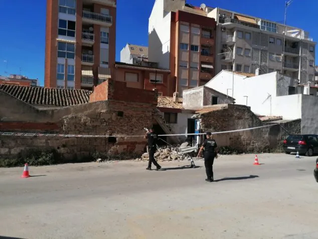Acordonan una calle de Dénia tras la caída de un muro 2 Imagen: Policía en la zona acordonada
