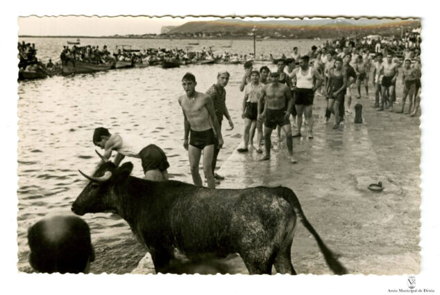 Imagen: Postal de Bous a la Mar de Dénia | Arxiu Municipal