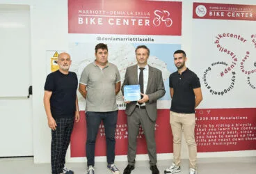 represente del hotel recibiendo el galardon bike territory acompancc83ado con los representantes del ayuntamiento de denia