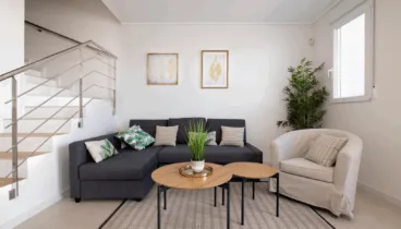 Sala de estar con sofá y sillón