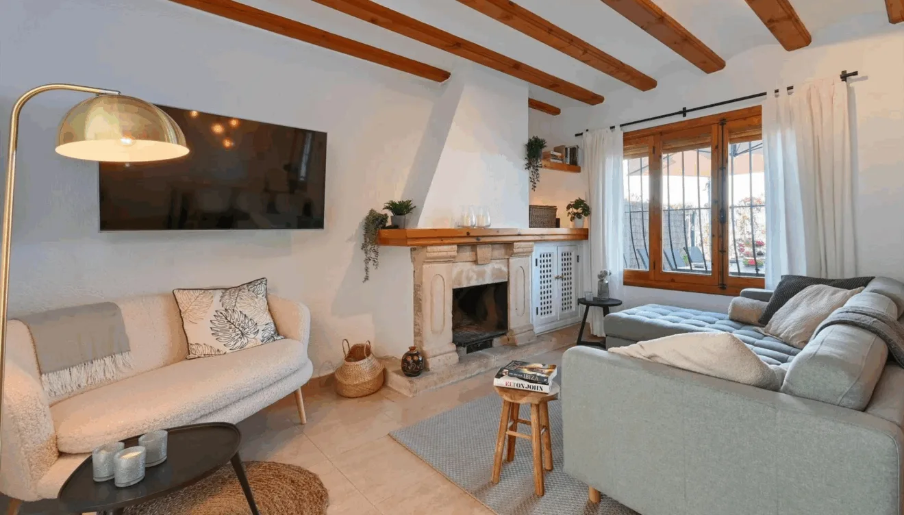 Sala de estar con una bonita chimenea en el centro