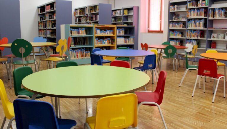 Sala de lectura infantil de la biblioteca de Dénia