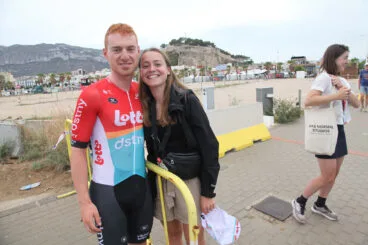 Salida de la etapa 8 de La Vuelta Ciclista en Dénia 09