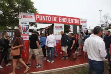 Salida de la etapa 8 de La Vuelta Ciclista en Dénia 12