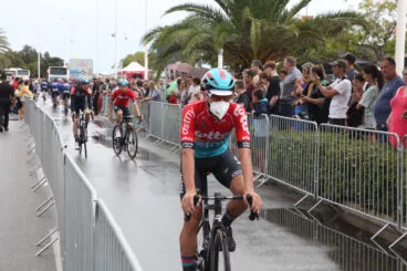 Salida de la etapa 8 de La Vuelta Ciclista en Dénia 18