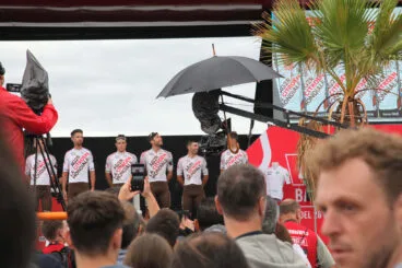 Salida de la etapa 8 de La Vuelta Ciclista en Dénia 21