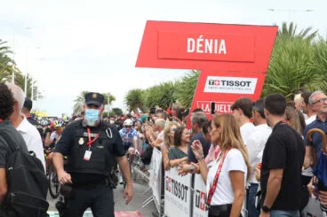 Salida de la etapa 8 de La Vuelta Ciclista en Dénia 25