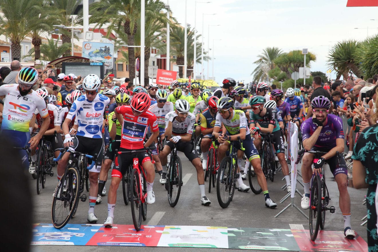 Salida de la etapa 8 de La Vuelta Ciclista en Dénia 26