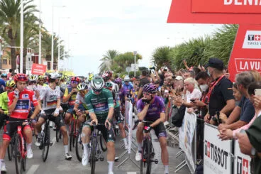 Salida de la etapa 8 de La Vuelta Ciclista en Dénia 27