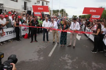 Salida de la etapa 8 de La Vuelta Ciclista en Dénia 30