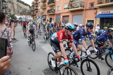 Salida de la etapa 8 de La Vuelta Ciclista en Dénia 36