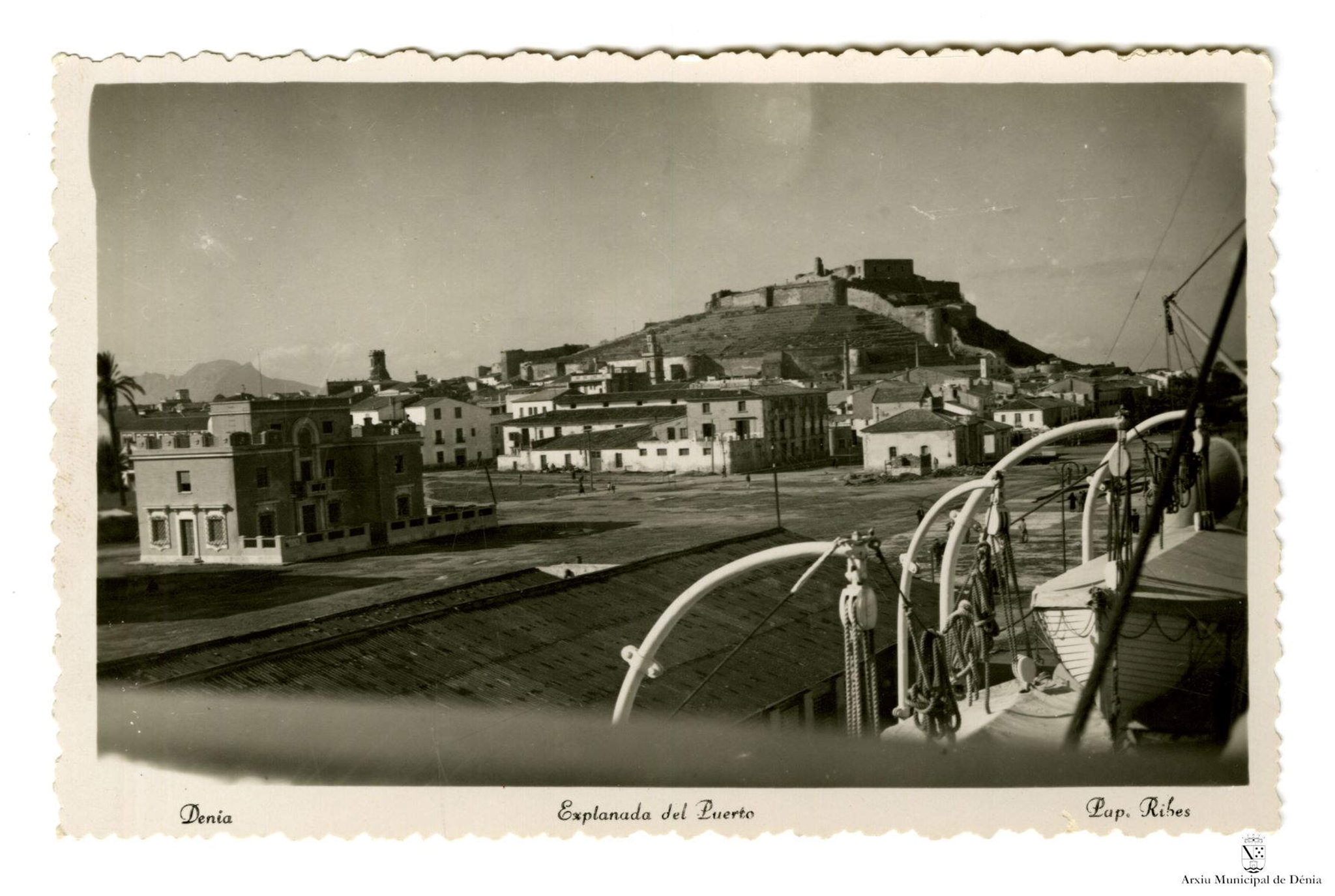 Sur del puerto de Dénia en una postal de mediados del siglo XX | Arxiu Municipal