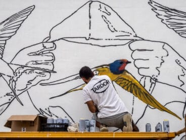 Tardor creando un mural en Dénia