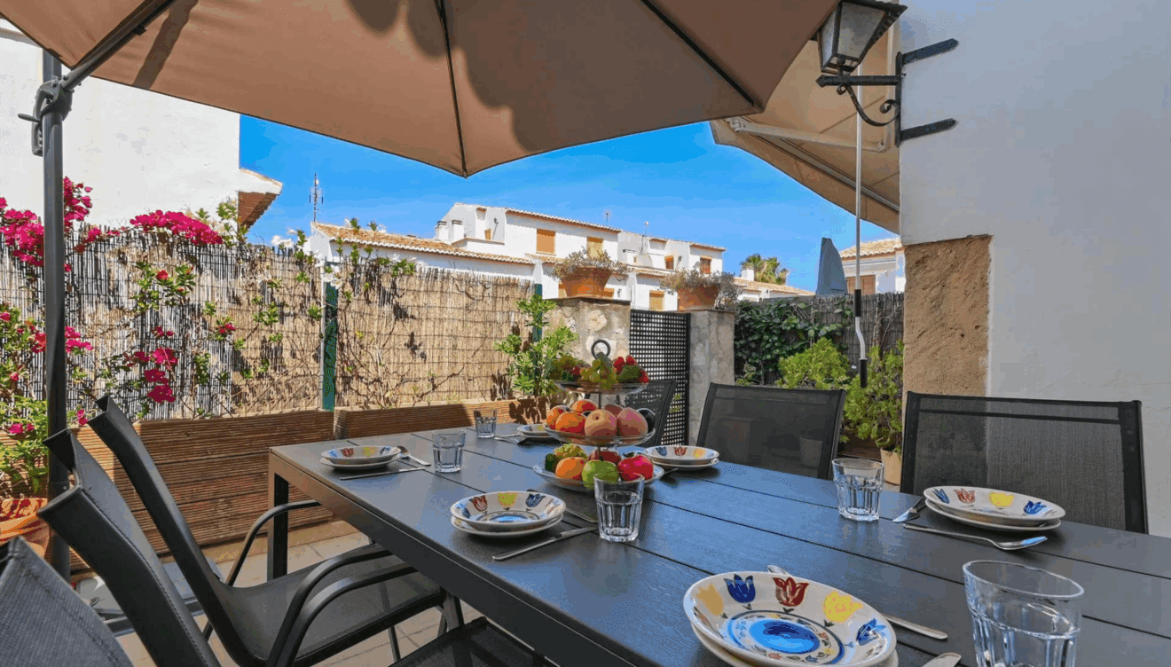 Terraza exterior cubierta para disfrutar de los días cálidos