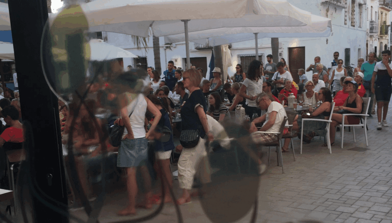 Terraza exterior de Movida Dénia repleta de gente