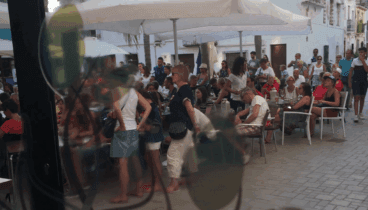 Terraza exterior de Movida Dénia repleta de gente