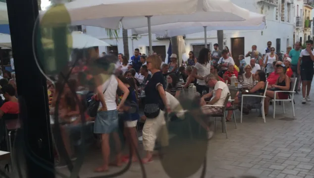 Imagen: Terraza exterior de Movida Dénia repleta de gente