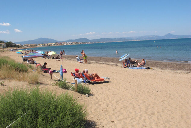 Imagen: Turistas en una playa de Dénia