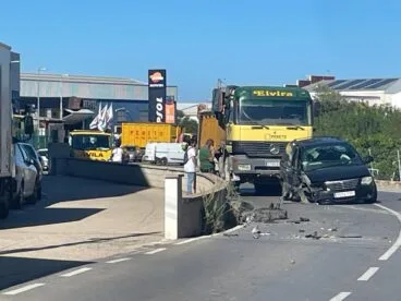 un vehiculo colisiona contra un muro en denia