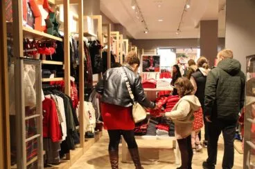vecinos comprando en una tienda de denia