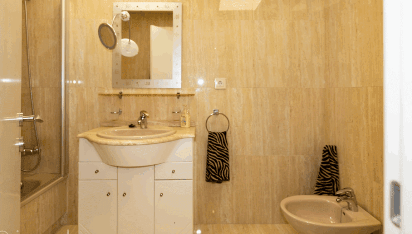 Baño con bañera para relajarte