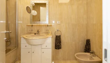 Baño con bañera para relajarte