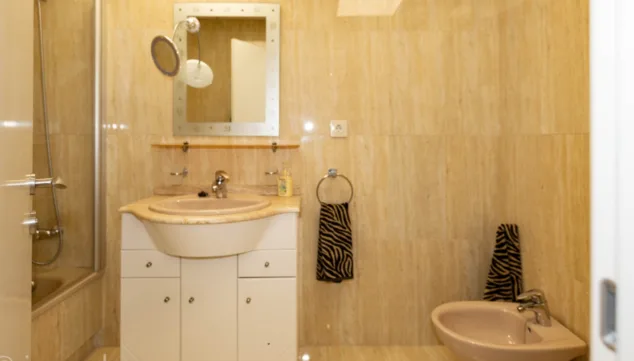 Comodidad, estilo y buenas vistas: el ático en Dénia donde conformar tu hogar 10 bancc83o con bancc83era para relajarte