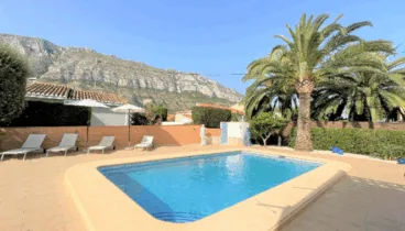 Corretea por el jardín de esta villa