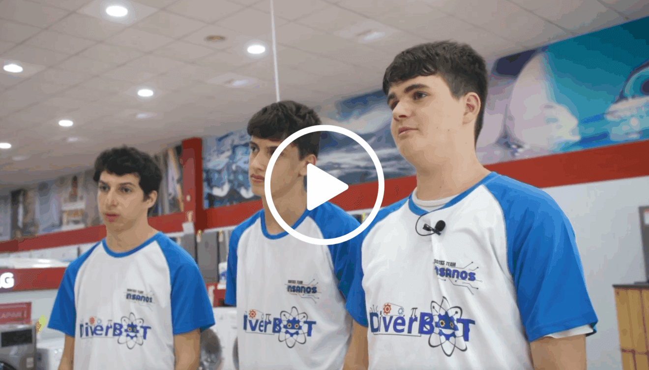 Destacada Pineda regala un ordenador para el viaje de los tres jóvenes