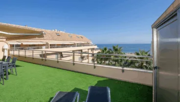 Disfruta de esta terraza con vistas a la playa