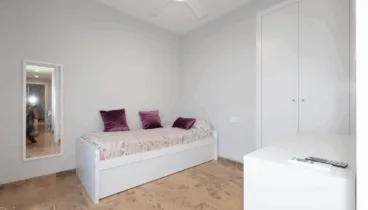 Dormitorio con cama individual