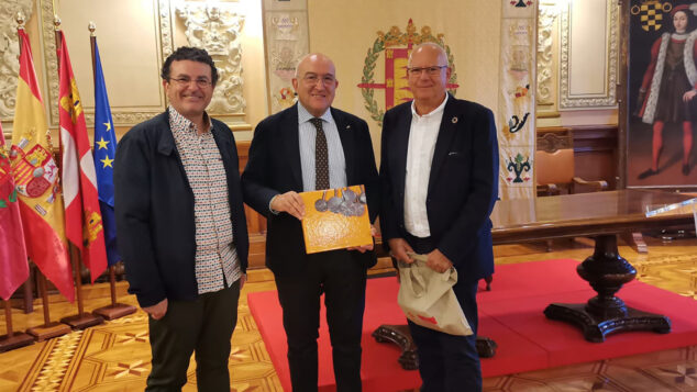 Imagen: El alcalde y el concejal de Cultura de Dénia con el alcalde de Valladolid